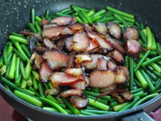 蒜苔炒腊肉 