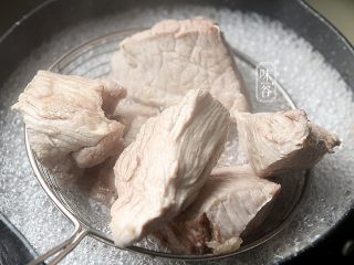 夏日消暑健胃靓汤~茨实节瓜汤,煮开1分钟后，猪腱肉的血水出来了。然后把肉捞出来冲洗，去掉浮沫后待用。（这些可以去除腥味和血水，以免汤汁混浊。）
