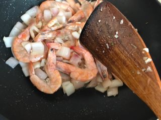 蒜蓉茄汁葱香开背虾 