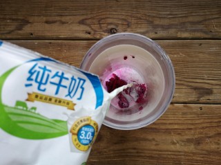 火龙果椰蓉奶冻 