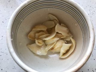 玫瑰花红枣百合桃胶甜羹 