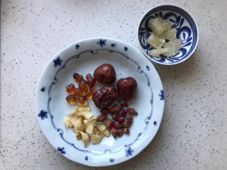 玫瑰花红枣百合桃胶甜羹 