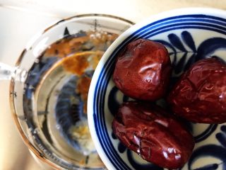 玫瑰花红枣百合桃胶甜羹 