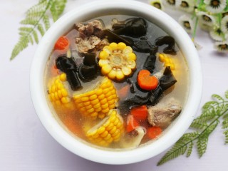 玉米海带筒骨汤 