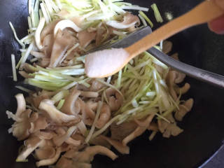 韭黄炒平菇 