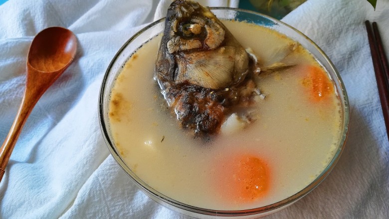 胡萝卜山药鲫鱼汤 